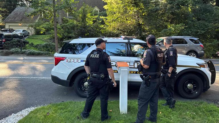 Polizisten des Montgomery County stehen vor dem Haus von John Bolton, dem ehemaligen nationalen Sicherheitsberater von Donald Trump