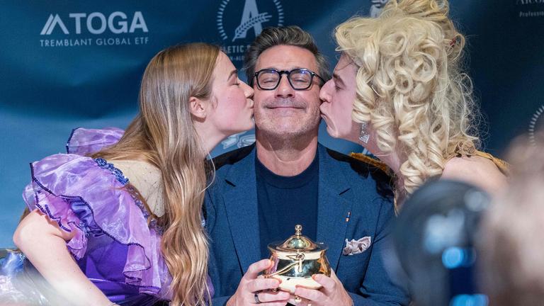John Hamm mit dem Pokal als Haasty Puddings Mann des Jahres.