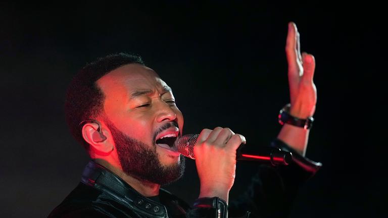  Sänger John Legend tritt bei der Eröffnungsfeier vor dem Grand Prix in Las Vegas auf. Am 16.11.2023