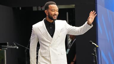 John Legend winkt Fans von Bühne zu