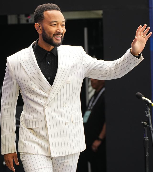 John Legend winkt Fans von Bühne zu