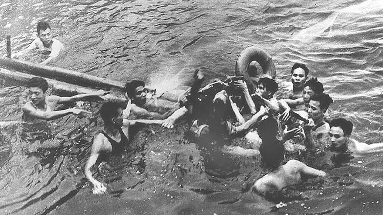 John McCain wird am 26. Oktober 1967 von vietnamesischen Zivilisten gefangen genommen.