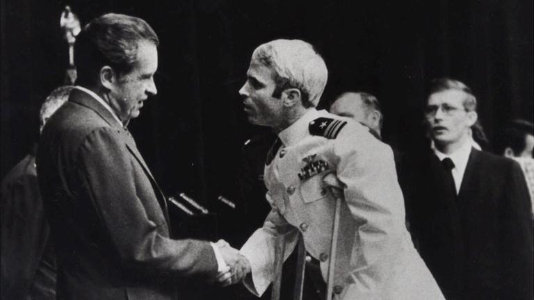 John McCain wird am 25. Mai 1973 nach seiner Entlassung aus der Kriegsgefangenschaft von US-Präsident Richard Nixon begrüßt.