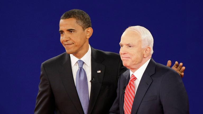 John McCain mit Barack Obama nach einer Debatte im Wahlkampf 2008