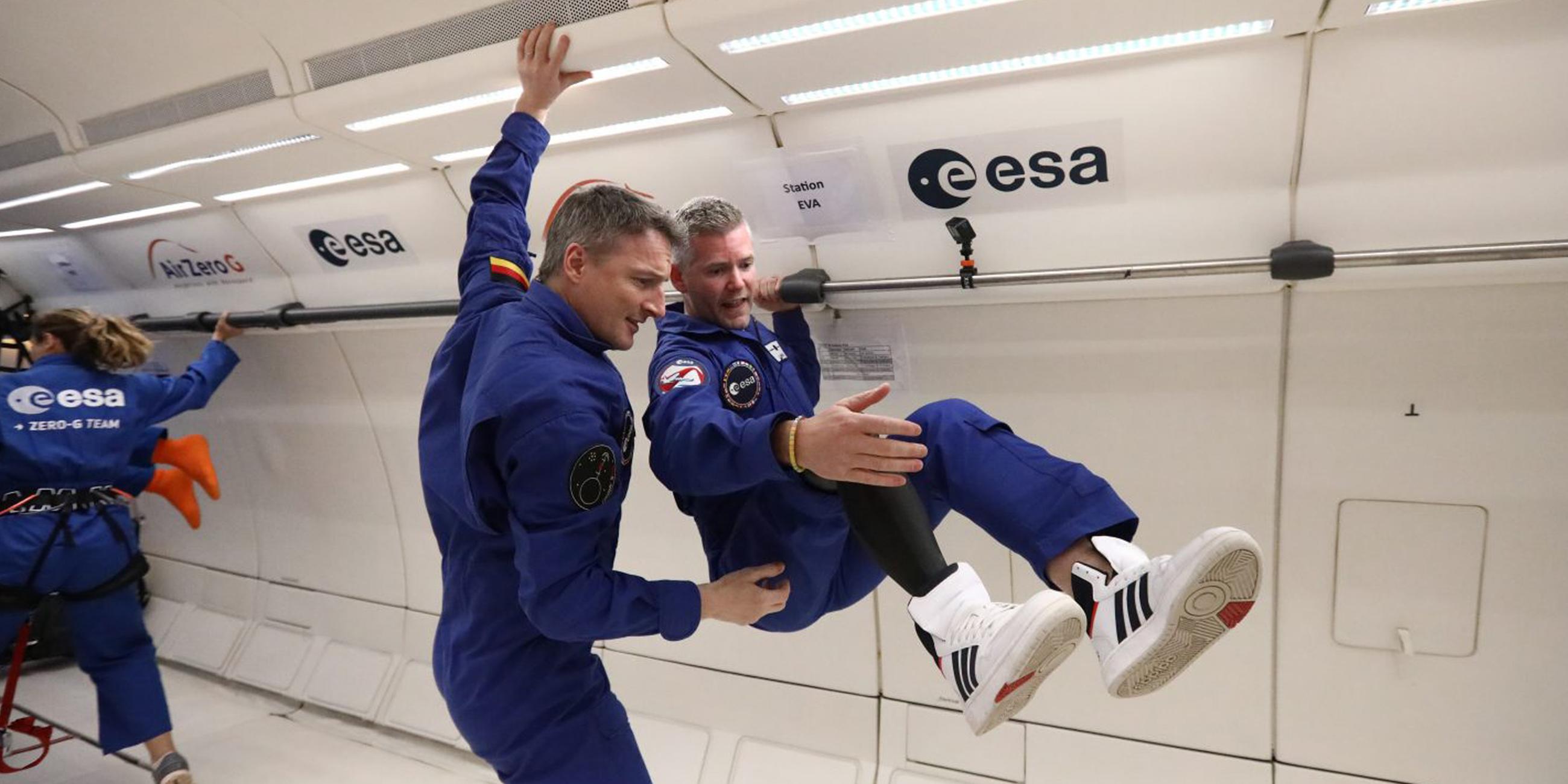 ESA-Astronaut John McFall zusammen mit Astronaut Matthias Maurer beim Parabelflug.