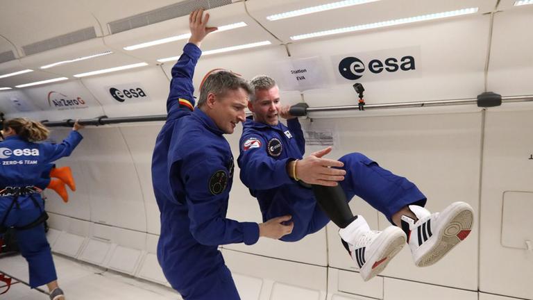 ESA-Astronaut John McFall zusammen mit Astronaut Matthias Maurer beim Parabelflug.