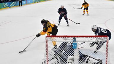 Der deutsche Eishockeyspieler John Peterka schießt bei den Olympischen Winterspielen 2026 in Cortina den Puck auf das Tor der französischen Nationalmannschaft