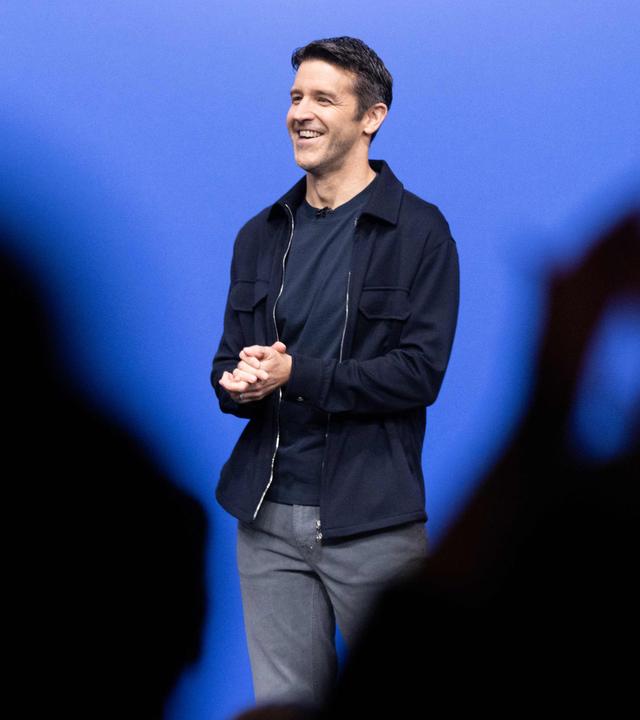 Apple-Chef John Ternus spricht auf der Bühne des "Suprise and Shine"-Events im kalifornischen Cupertino.