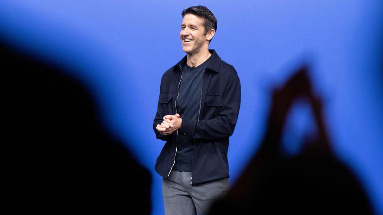 Apple-Chef John Ternus spricht auf der Bühne des "Suprise and Shine"-Events im kalifornischen Cupertino.