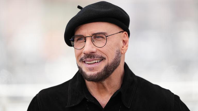 Der Schauspieler John Travolta lächelt in die Kamera