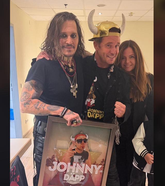Hollywood-Star Johnny Depp (l) trifft Ballermann-Sänger Lorenz Büffel und Ehefrau Emily.