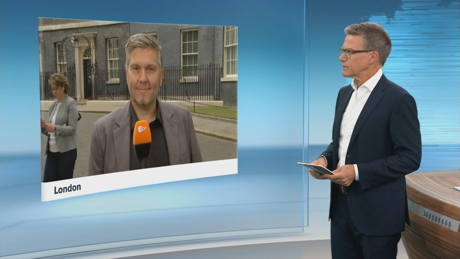 Der Moderator Ralph Szepanski spricht mit einem Korrespondenten aus London