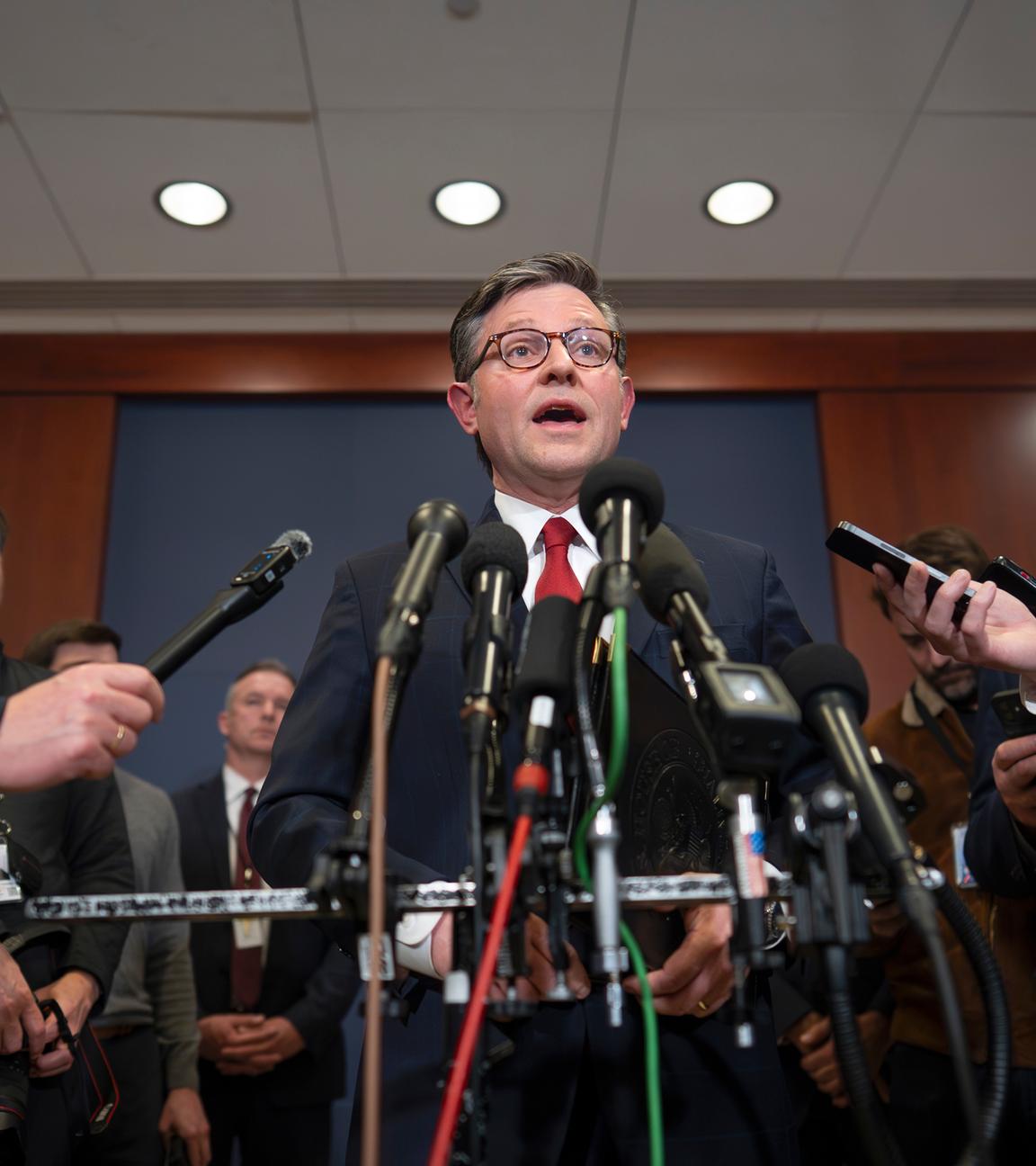 Der Sprecher des Repräsentantenhauses Mike Johnson spricht auf einer Pressekonferenz über die Lage im Iran.