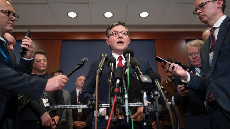 Der Sprecher des Repräsentantenhauses Mike Johnson spricht auf einer Pressekonferenz über die Lage im Iran.