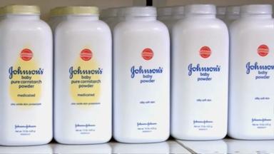 Johnson Johnson Babypuder Flaschen im Regal. 
