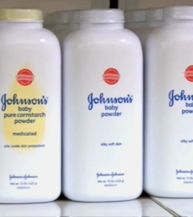 Johnson Johnson Babypuder Flaschen im Regal. 