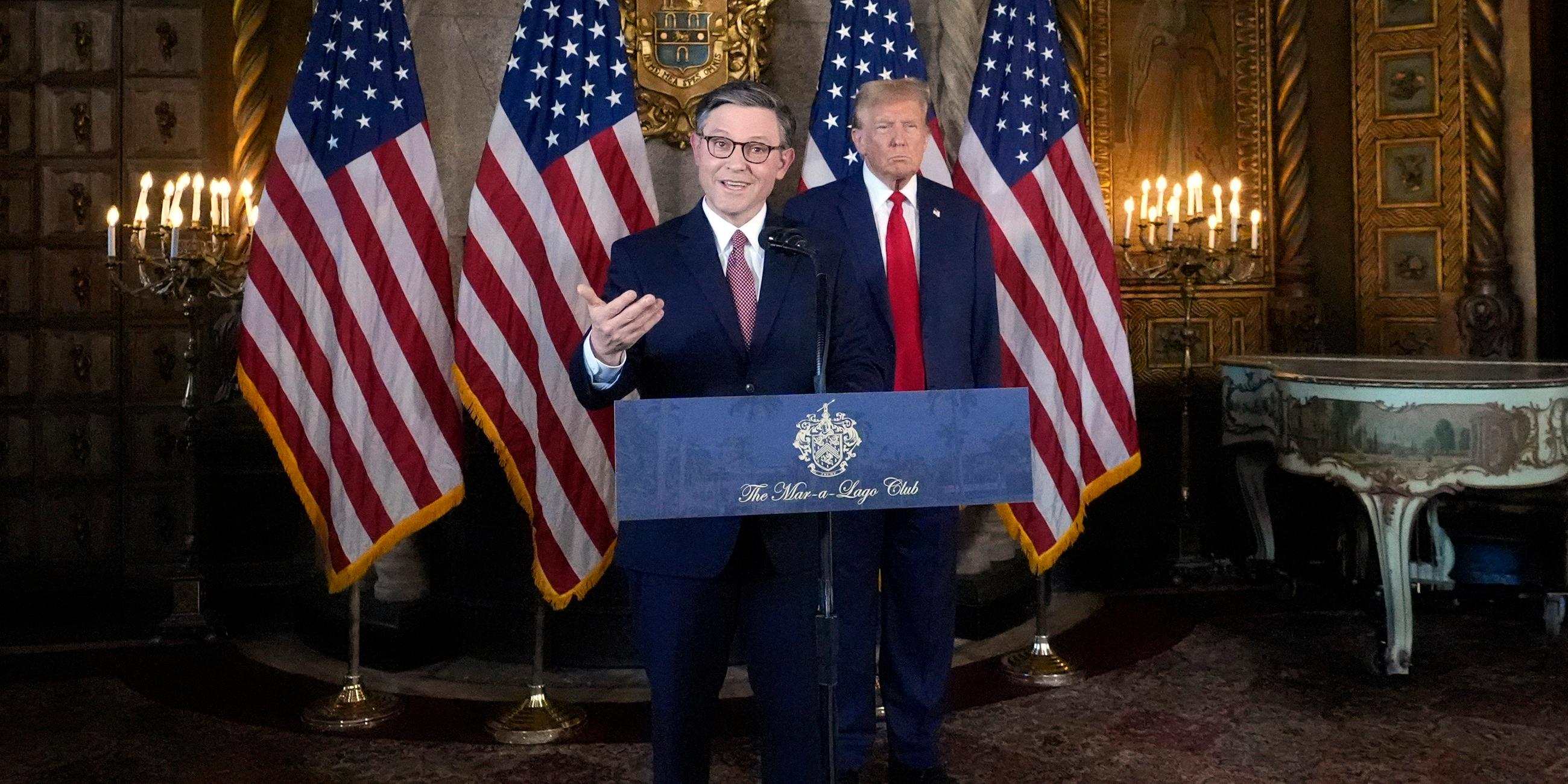 Donald Trump und Mike Johnson in Mar-a-Lago