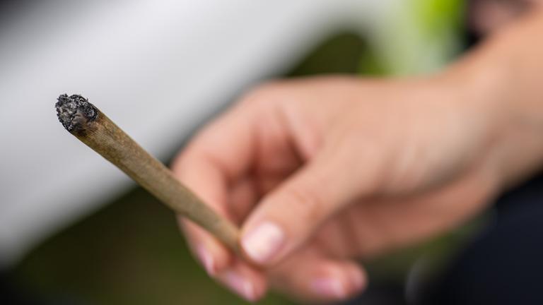  Eine Frau hält auf der Hanfmesse «Mary Jane» ihren Joint in der Hand.