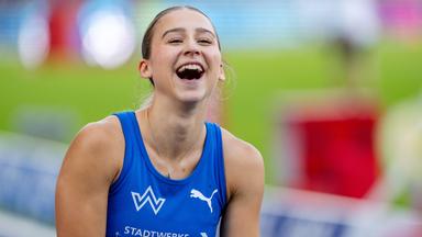 Die deutsche Leichtathletin Jolina Ernst lacht nach ihrem Sieg im 100m Sprint der Frauen bei den deutschen Meisterschaften in Wattenscheid
