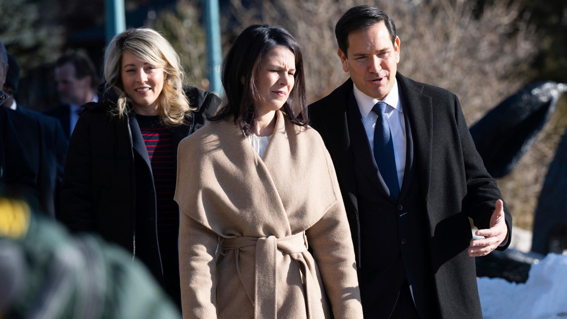 Archiv: Kanadas Außenministerin Melanie Joly (von links), Deutschlands Außenministerin Annalena Baerbock und US-Außenminister Marco Rubio kommen zum Familienfoto während des G7-Außenministertreffens in La Malbaie, Quebec, Kanada, am 13. 3. 2025. (