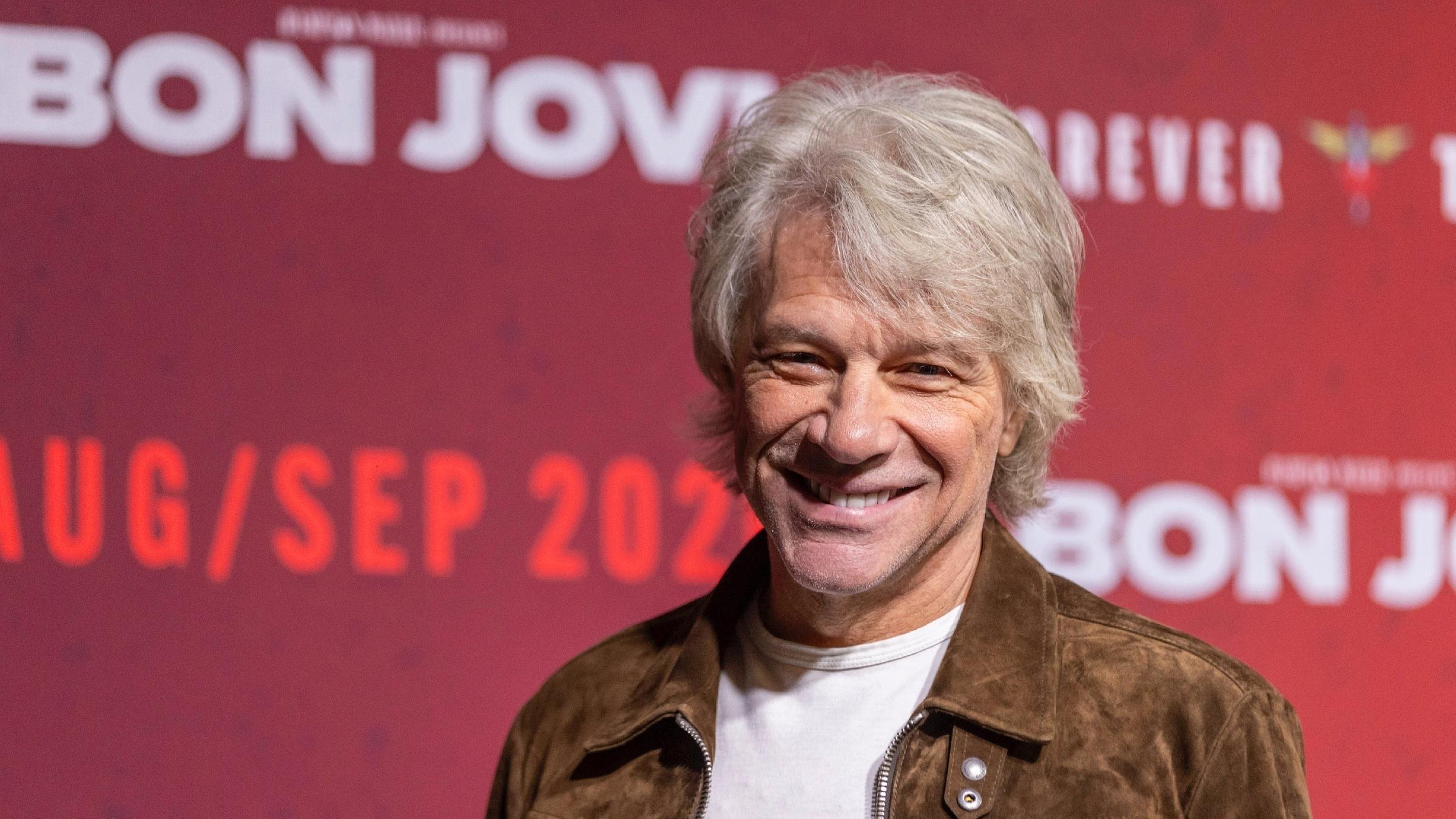Jon Bon Jovi lächelt in die Kamera.