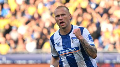Fußballer Jón Dagur Thorsteinsson, von Hertha BSC, jubelt über seinen Anschlusstreffer zum 2:1 am 28.08.2026 im Spiel gegen Eintracht Braunschweig.