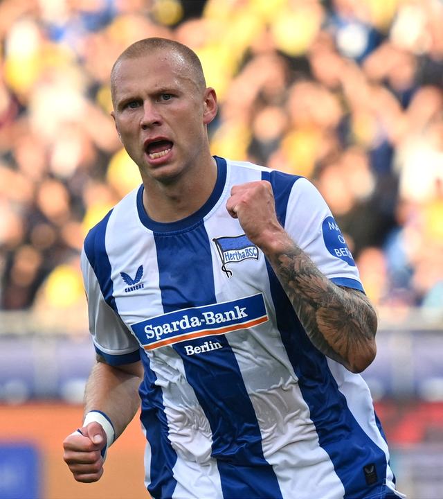 Fußballer Jón Dagur Thorsteinsson, von Hertha BSC, jubelt über seinen Anschlusstreffer zum 2:1 am 28.08.2026 im Spiel gegen Eintracht Braunschweig.