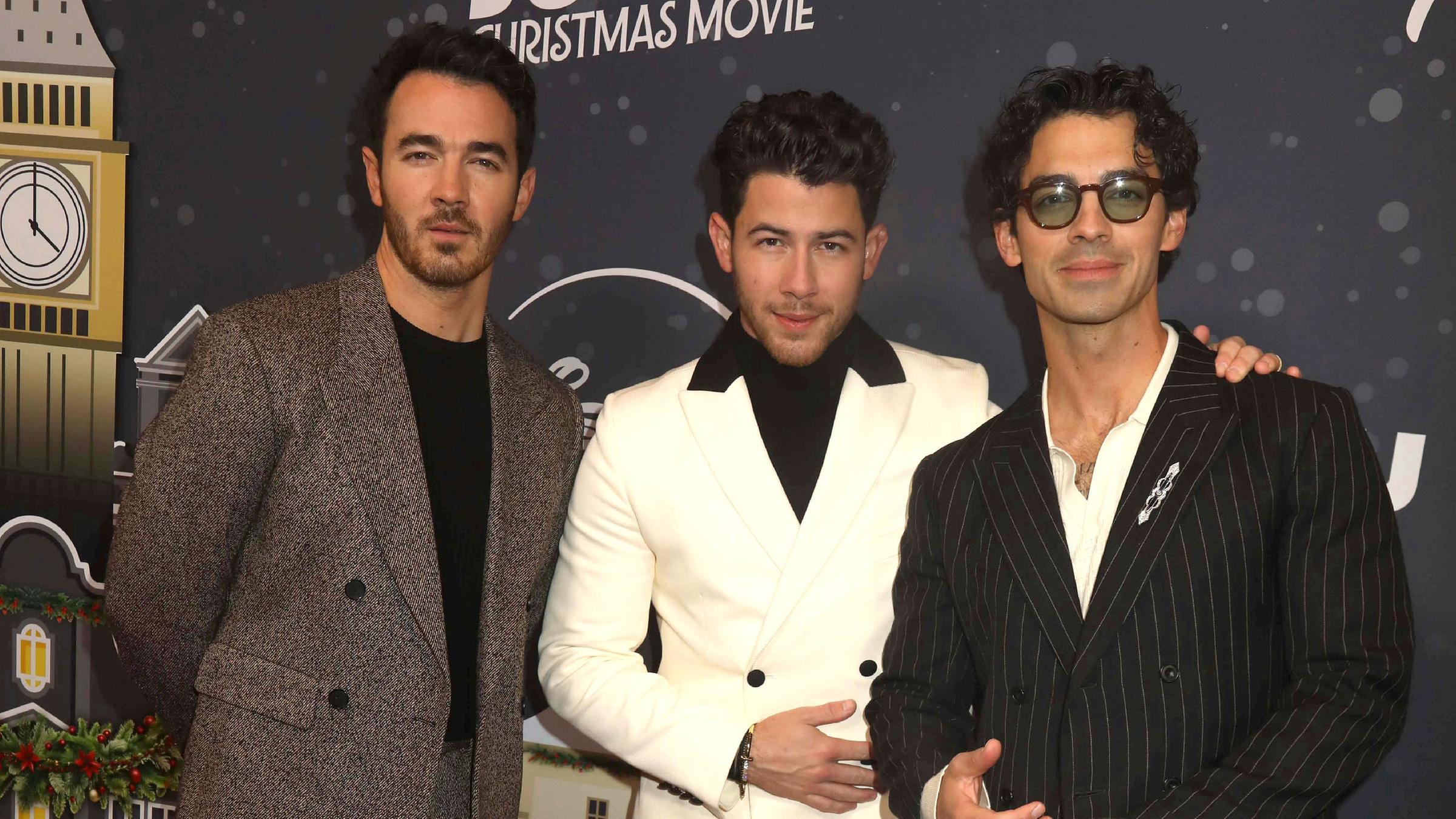 Mit dem Weihnachtsfilms "A very Jonas Christmas movie" haben sich die Jonas Brothers einen Traum erfüllt. Gleichzeitig wollen sie damit ihre 20-jährige Bandgeschichte feiern. (12.11.2025)