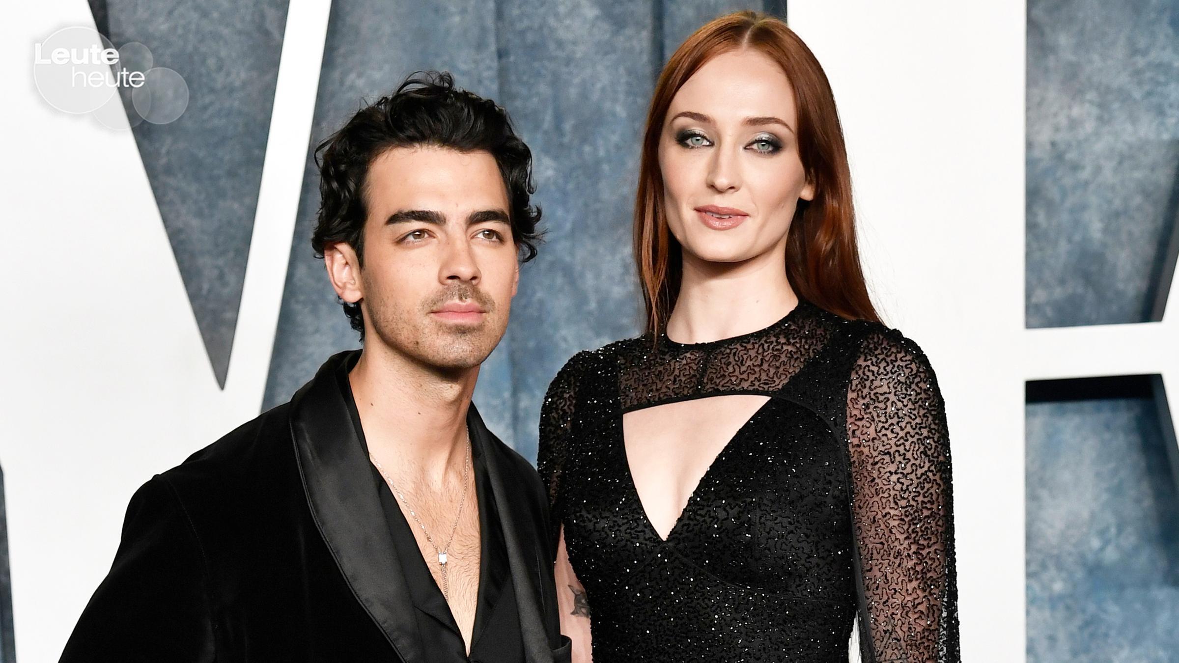 Joe Jonas und Sophie Turner, arm in arm auf einem Roten Teppich.