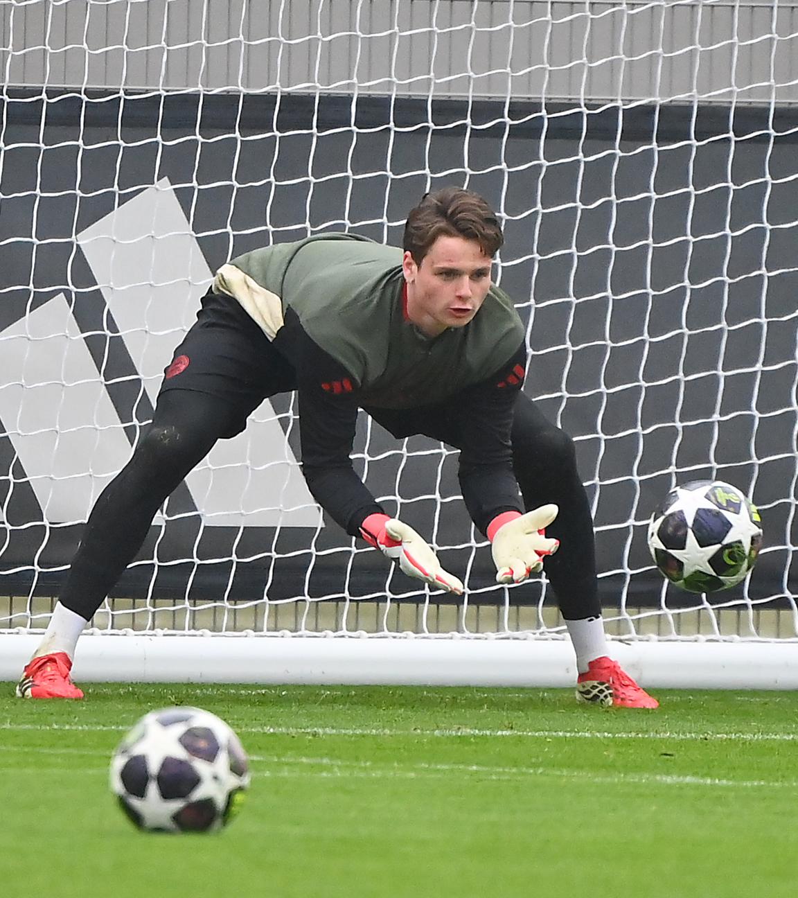 Bayern-Torhüter Jonas Urbig im Training
