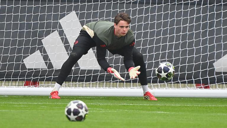 Bayern-Torhüter Jonas Urbig im Training