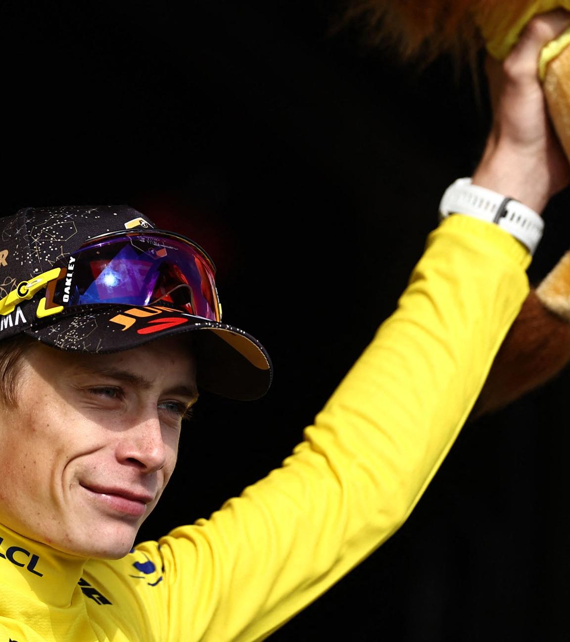 Jonas Vingegaard bei der Siegerehrung im Ziel der 20. Tour-Etappe am 22. Juli 2023.