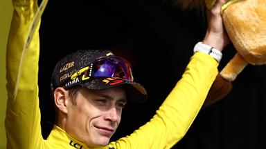 Jonas Vingegaard bei der Siegerehrung im Ziel der 20. Tour-Etappe am 22. Juli 2023.