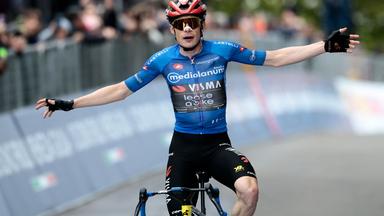 Der dänische Fahrer Jonas Vingegaard überquert im blauen Trikot die Ziellinie und gewinnt die 9. Etappe des Giro d'Italia 2026 in Doganaccia in Mittelitalien, am 17. Mai 2026.