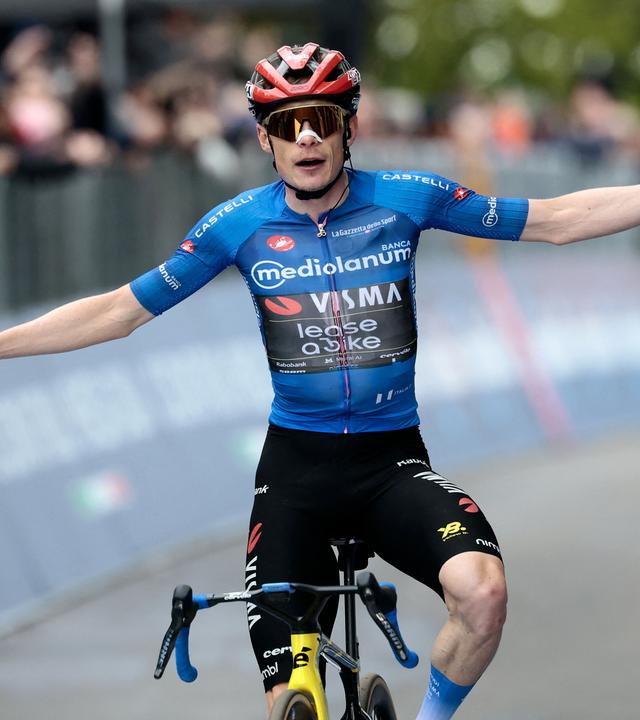 Der dänische Fahrer Jonas Vingegaard überquert im blauen Trikot die Ziellinie und gewinnt die 9. Etappe des Giro d'Italia 2026 in Doganaccia in Mittelitalien, am 17. Mai 2026.