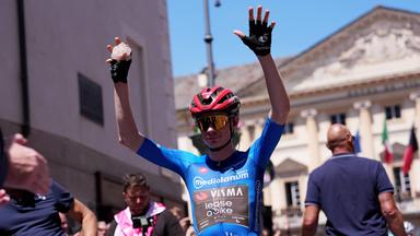 Der dänische Radrennfahrer Jonas Vingegaard hebt nach der Tour beim Giro d´Italia beide Hände 