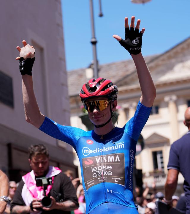 Der dänische Radrennfahrer Jonas Vingegaard hebt nach der Tour beim Giro d´Italia beide Hände 