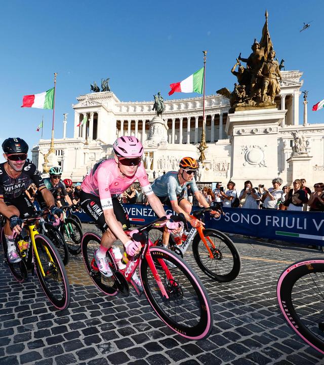 Jonas Vingegaard im Rosa Trikot auf der Schlussetappe des Giro d'Italia 2026 vor dem Altare della Patria.