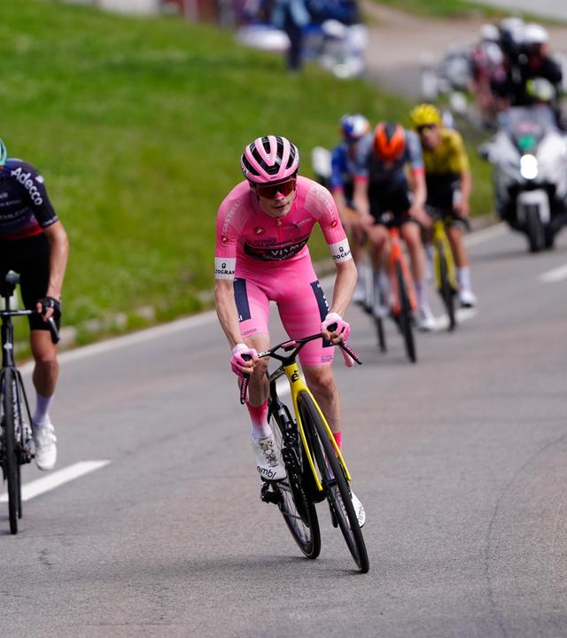 Der Däne Jonas Vingegaard trägt auf dem Weg zum Sieg der 16. Etappe des Giro d'Italia – von Bellinzona nach Cari (Schweiz) – das Rosa Trikot des Gesamtführenden