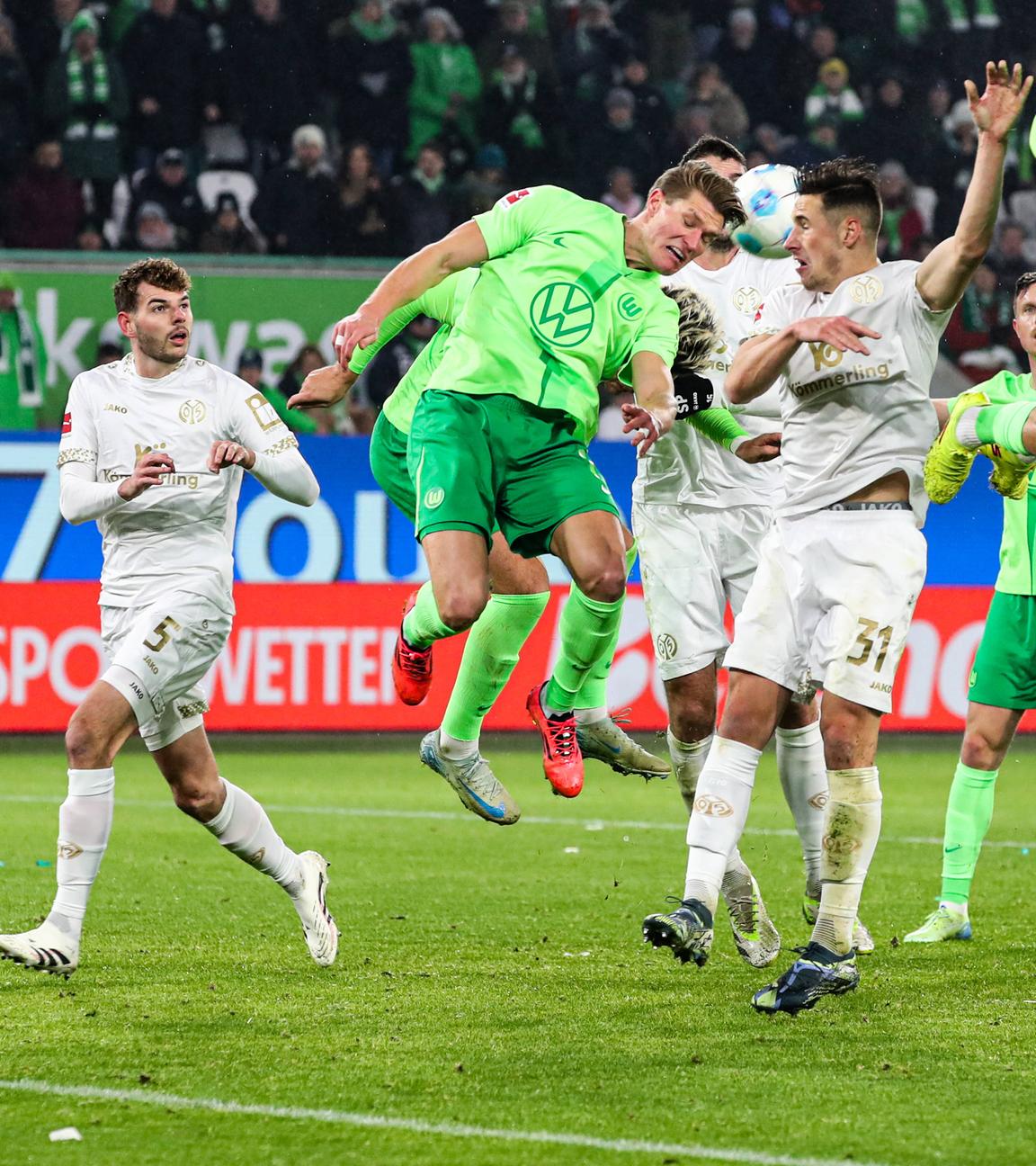 Der Wolfsburger Jonas Wind (Mitte/Nummer 23) trifft im Bundesliga-Spiel gegen FSV Mainz 05 in der Nachspielzeit zum 4:3