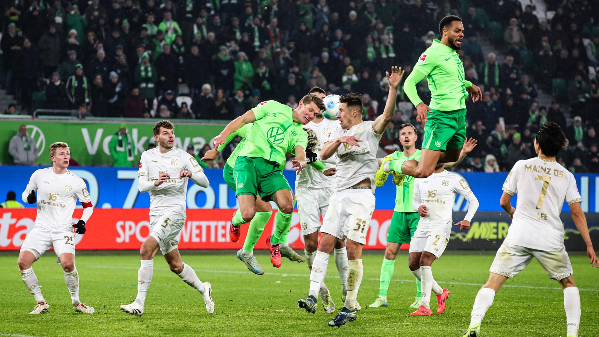 Der Wolfsburger Jonas Wind (Mitte/Nummer 23) trifft im Bundesliga-Spiel gegen FSV Mainz 05 in der Nachspielzeit zum 4:3