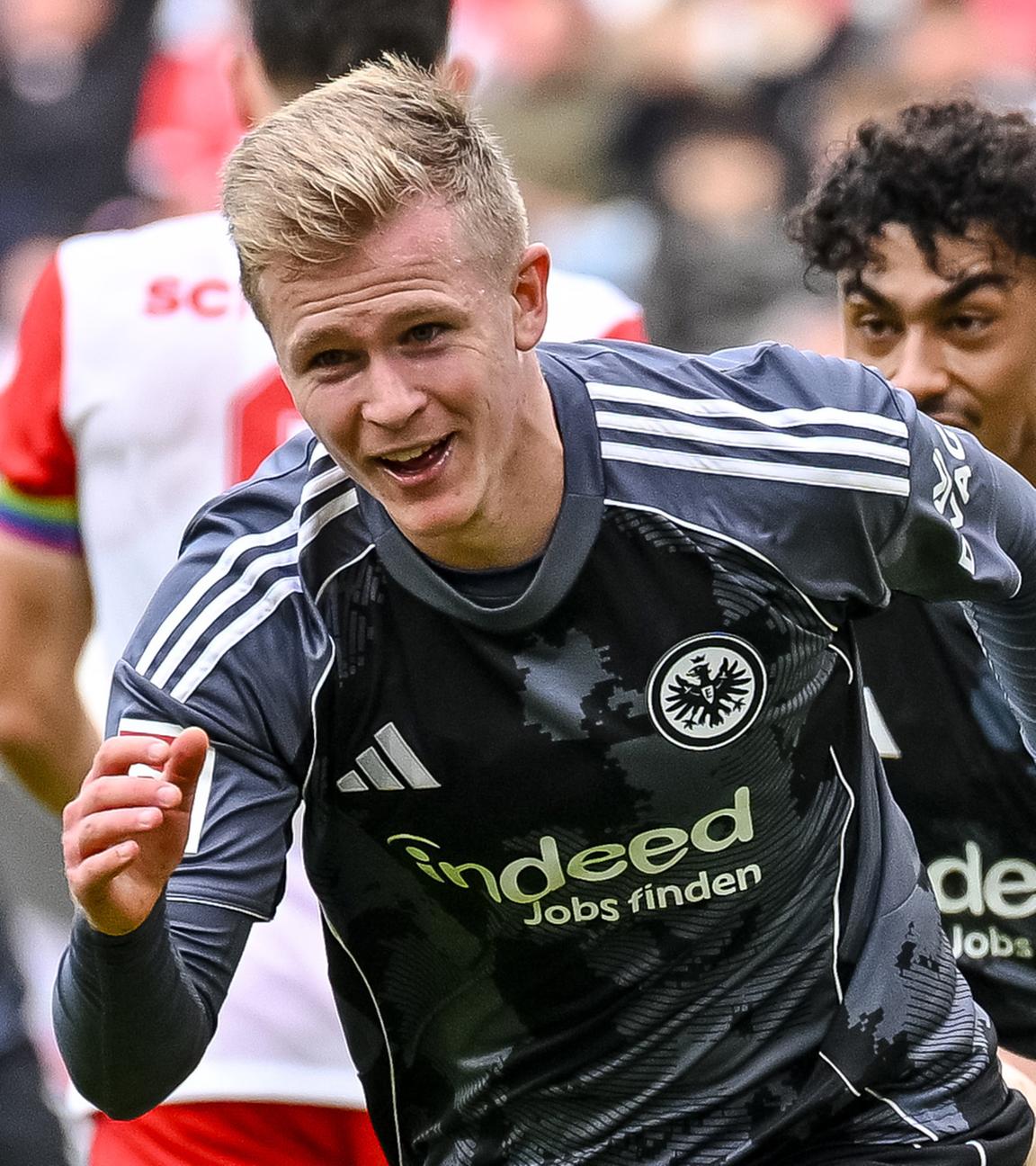 Freiburg im Breisgau (19.10.2025): Eintracht-Stürmer Jonathan Burkardt jubelt im Europa-Park Stadion über sein Tor zum 1:2 im Bundesliga-Spiel gegen den SC Freiburg. 