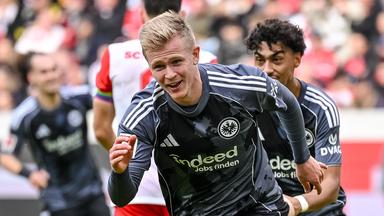 Freiburg im Breisgau (19.10.2025): Eintracht-Stürmer Jonathan Burkardt jubelt im Europa-Park Stadion über sein Tor zum 1:2 im Bundesliga-Spiel gegen den SC Freiburg. 
