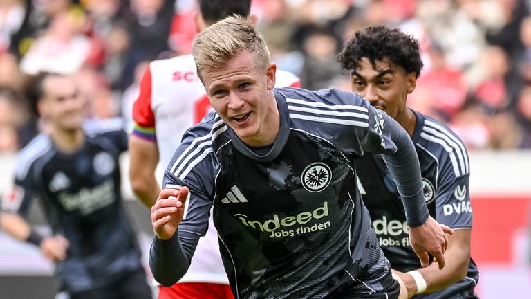 Freiburg im Breisgau (19.10.2025): Eintracht-Stürmer Jonathan Burkardt jubelt im Europa-Park Stadion über sein Tor zum 1:2 im Bundesliga-Spiel gegen den SC Freiburg. 