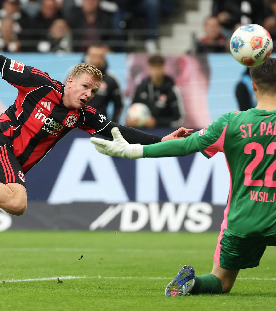 Jonathan Burkardt (Frankfurt) erzielt gegen St. Paulis Torwart Nikola Vasilj das 2:0.