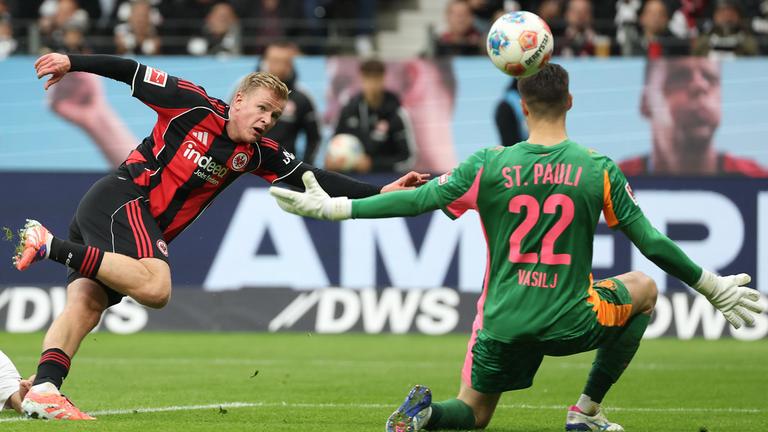 Jonathan Burkardt (Frankfurt) erzielt gegen St. Paulis Torwart Nikola Vasilj das 2:0.