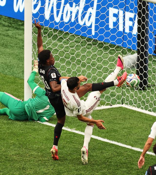 Der kanadische Nationalspieler Jonathan David erzielt das 3:0 für Kanada im WM-Spiel gegen Qatar