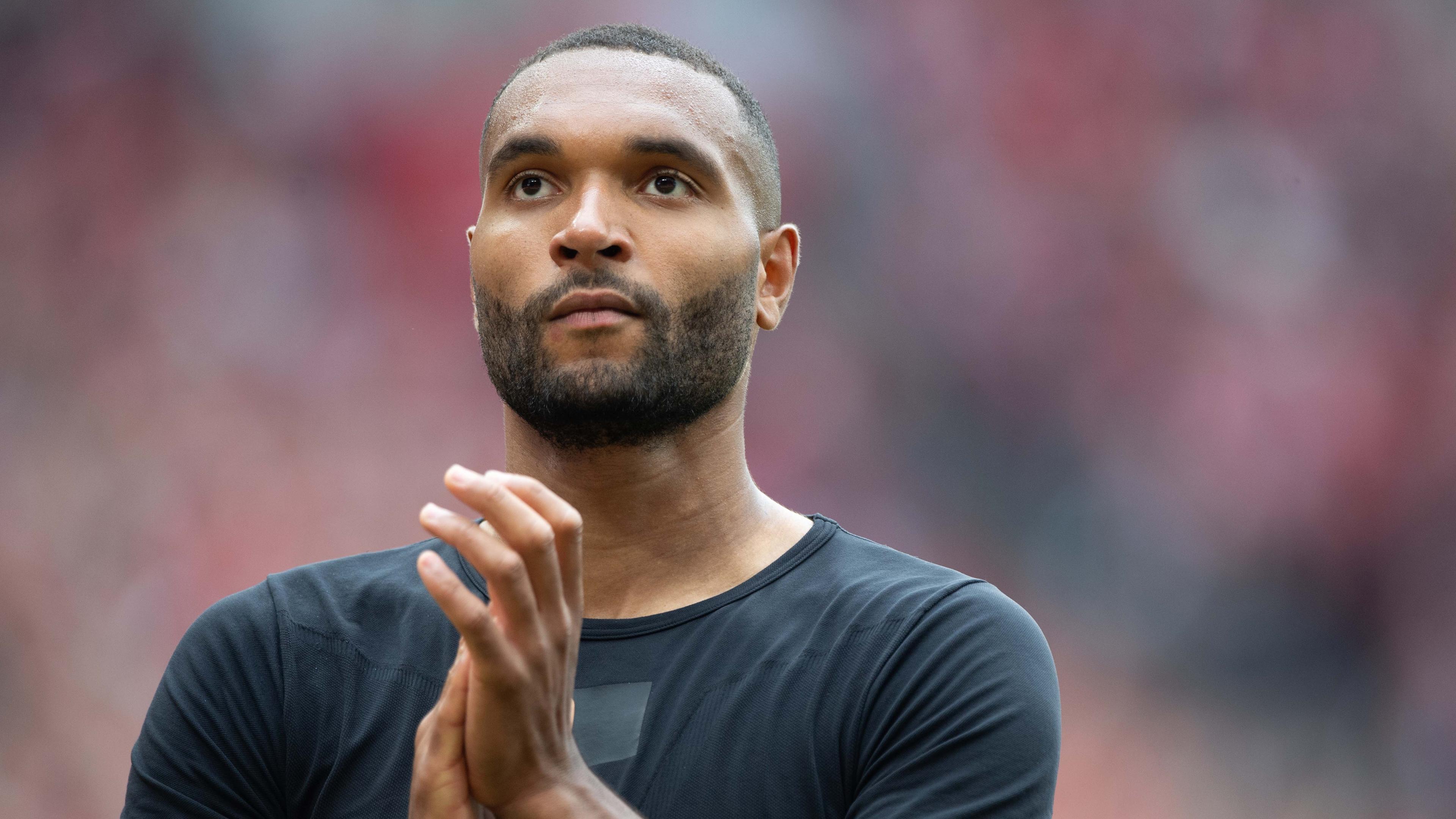 Fußballspieler Jonathan Tah reagiert