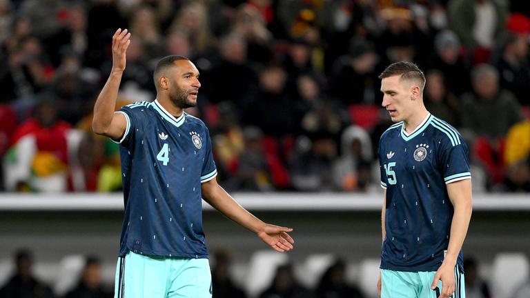 Jonathan Tah und Nico Schlotterbeck beim Spiel zwischen Deutschland und Ghana am 30.03.2026.