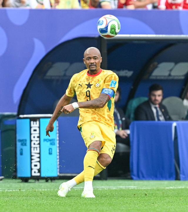 De ghanaische Nationalspieler Jordan Ayew setzt in der WM-Partie gegen Kroatien zur Flanke an